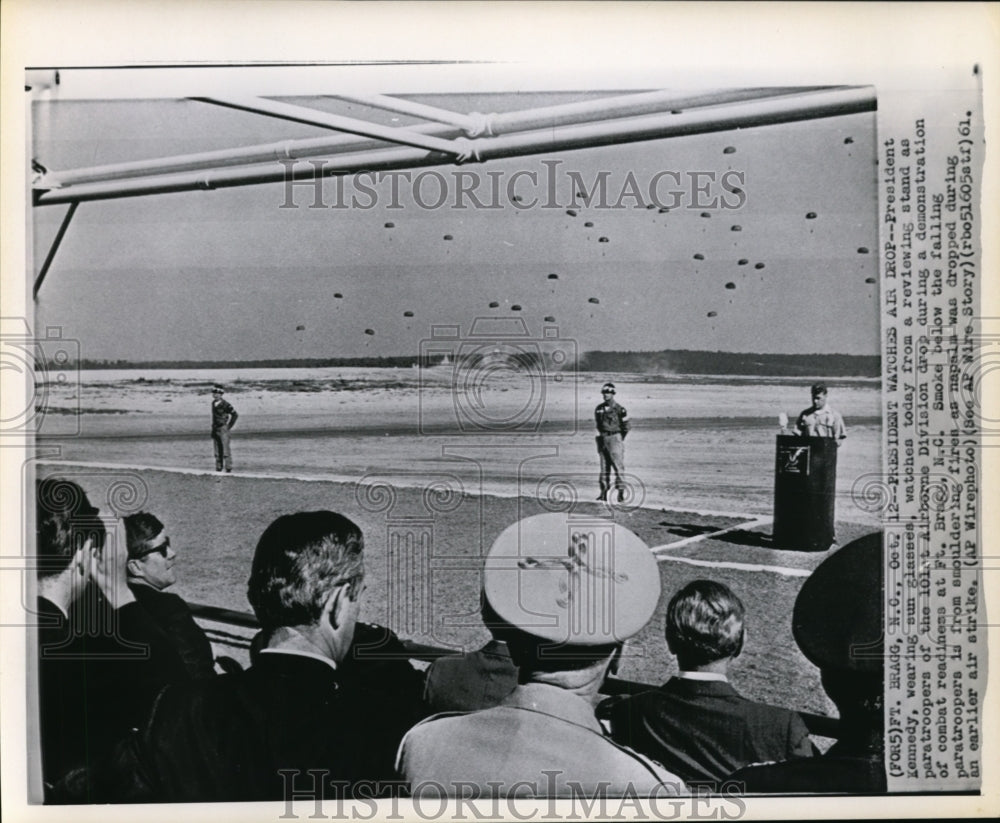 1961 Press Photo President Kennedy watches as paratroopers of the 101st Airborne - Historic Images