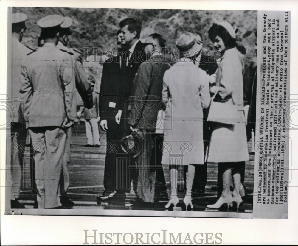 1961 Press Photo Pres &amp; Mrs Kennedy welcomed by Venezuelan Pres Betancourt - Historic Images