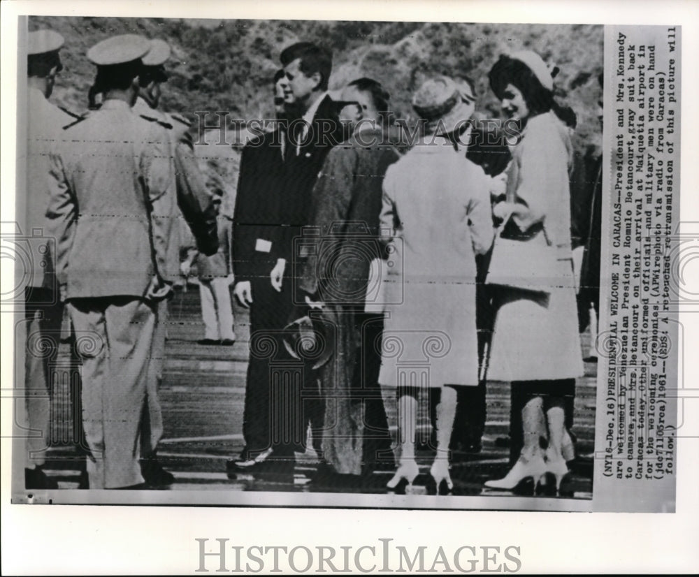 1961 Press Photo Pres & Mrs Kennedy welcomed by Venezuelan Pres Betancourt - Historic Images