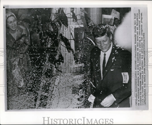 1961 Press Photo Pres John F Kennedy showered w/ confetti at Maiquwtia Airport - Historic Images
