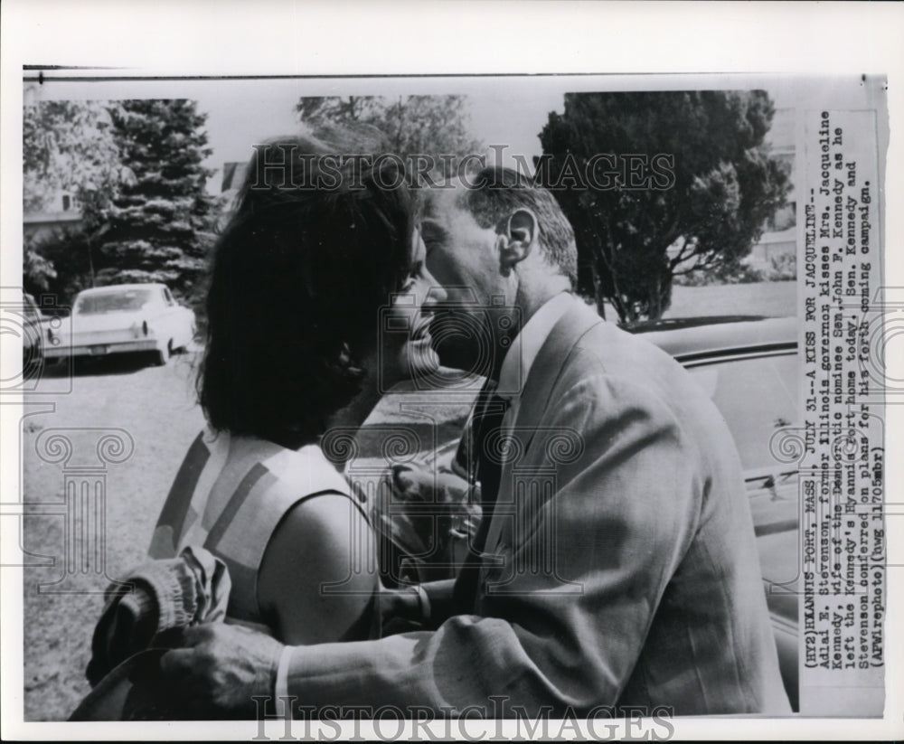 1981 Press Photo Adlai E. Stevenson, former Illinois governor kisses - Historic Images