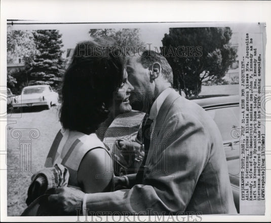 1981 Press Photo Adlai E. Stevenson, former Illinois governor kisses - Historic Images