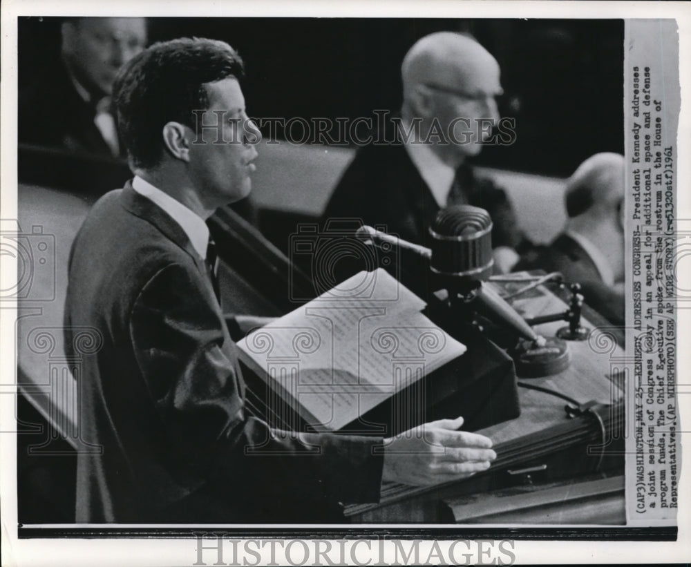 1961 Press Photo President Kennedy addresses a joint session of Congress in an - Historic Images