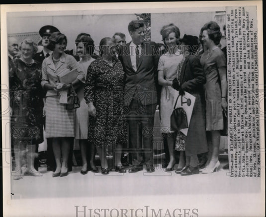1963 Press Photo Pres Kennedy & sister Eunice Shriver with Irish relatives - Historic Images