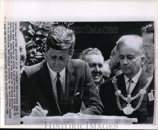 1963 Press Photo Pres John Kennedy adds signature to Golden Book on City Hall - Historic Images
