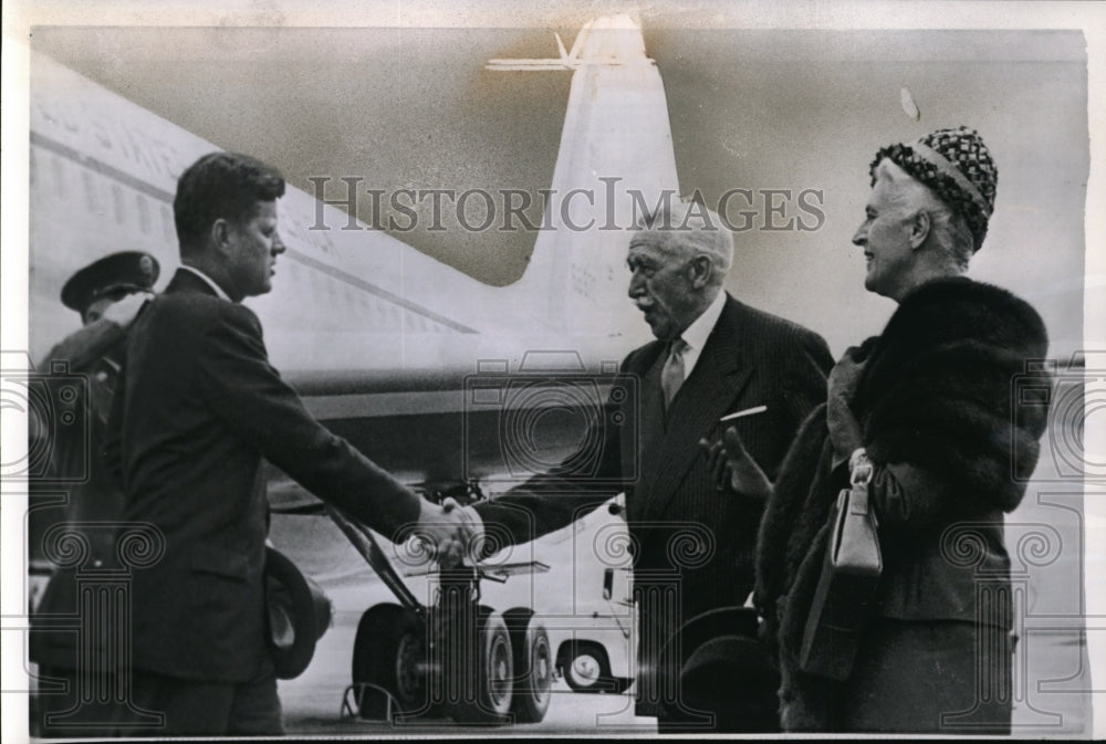 1961 Press Photo Pres. Kennedy welcomed to Canada at Uplands Air Station - Historic Images