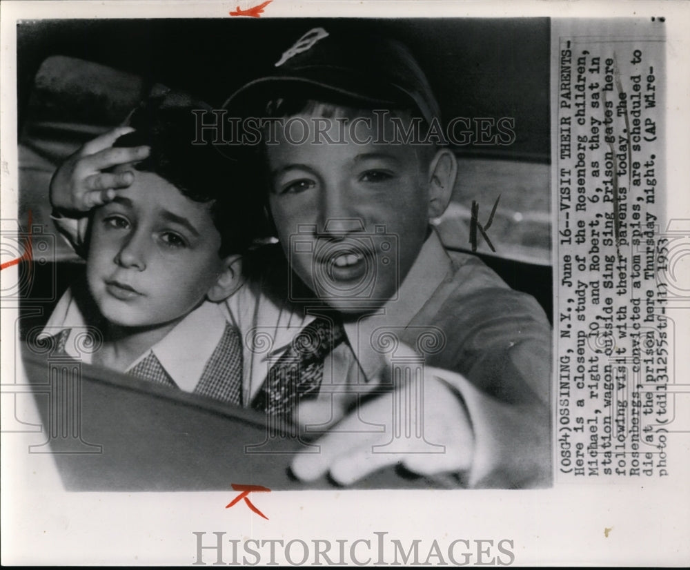 1953 Press Photo Michael and Robert Rosenberg outside SSing Sing Prison. - Historic Images