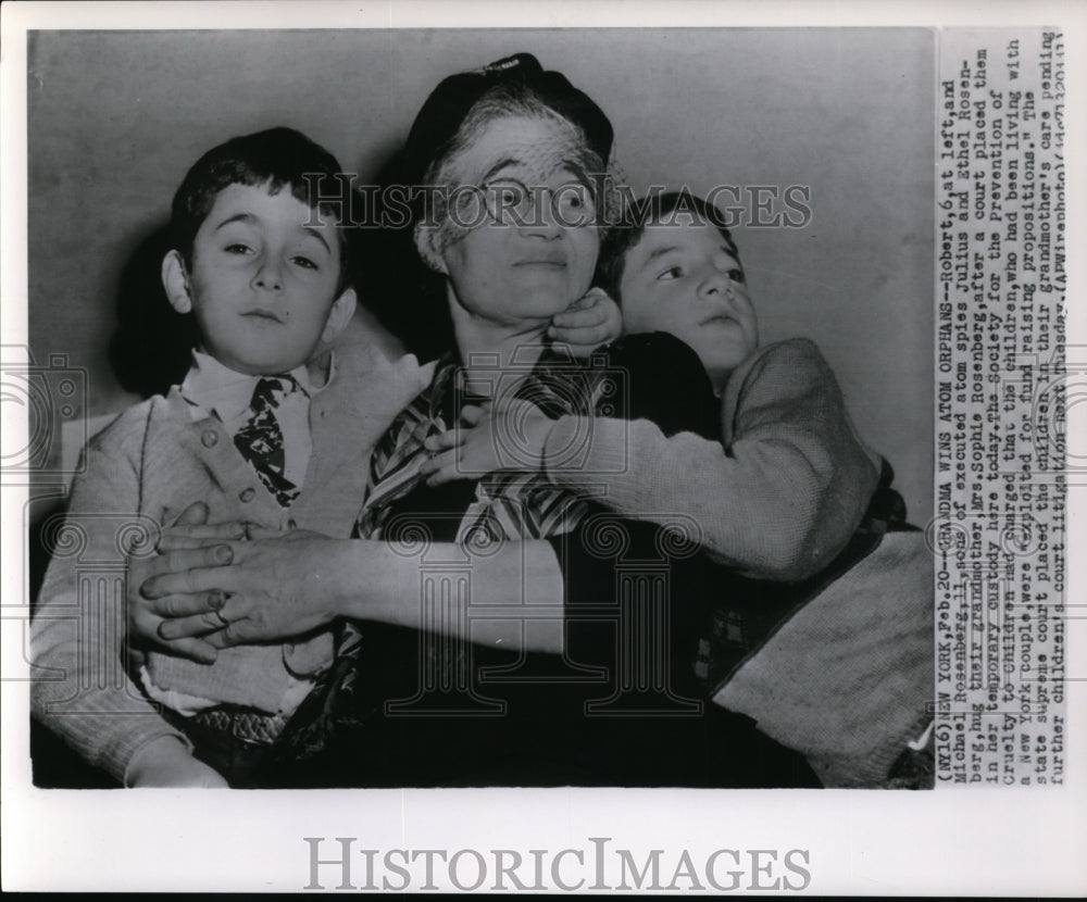 1954 Press Photo Michael and Robert Rosenberg and grandmother Sophie Rosenberg. - Historic Images