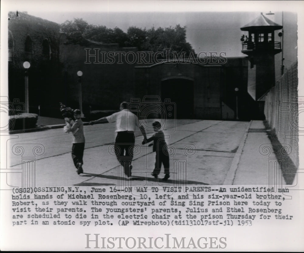 1953 Press Photo An unidentified man holds hand of Michael Rosenberg - Historic Images