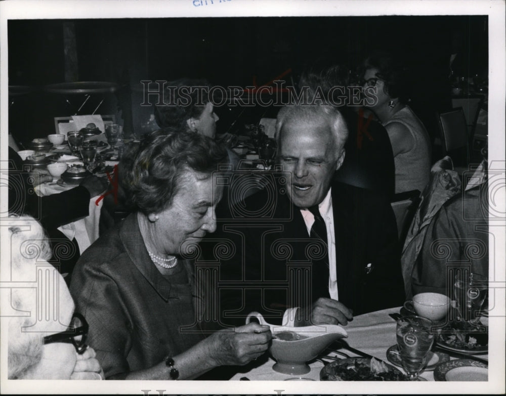 1967 Press Photo Mrs. John Putnam and H. Chapman Rose - Historic Images