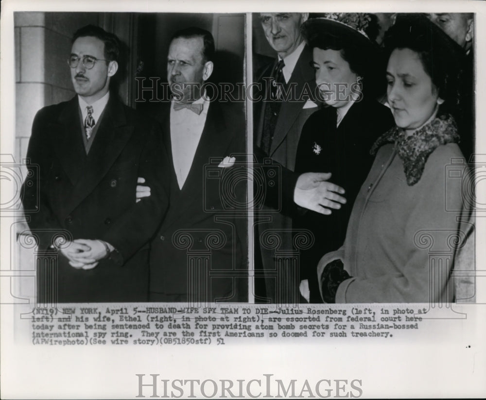 1951 Press Photo Julius Rosenberg and his wife, Ethel, are escorted from Federal - Historic Images