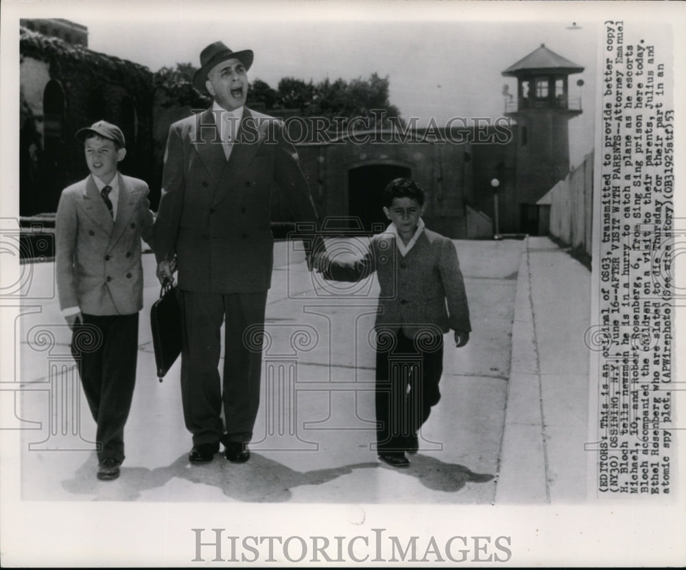 1953 Wire Photo Atty. Emanuel H. Bloch tells newsmen he is in a hurry to catch - Historic Images