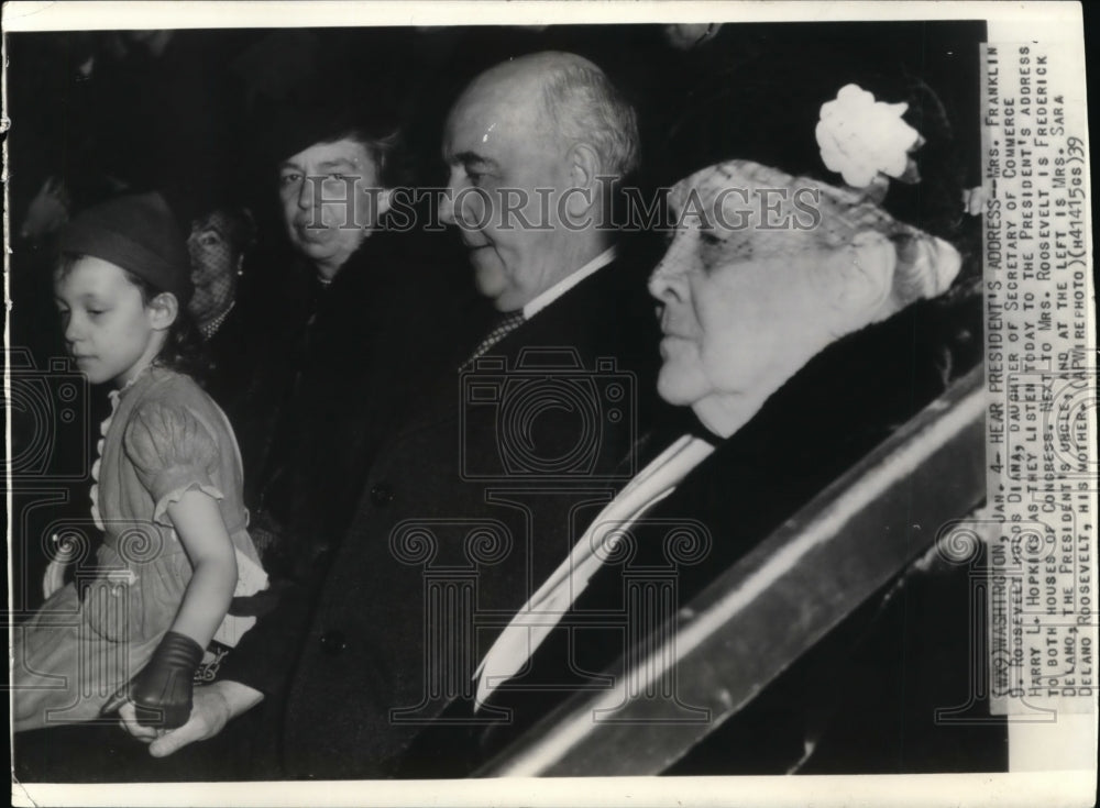 1939 Press Photo Mrs. Franklin D. Roosevelt holds Diana, daughter of Secretary - Historic Images
