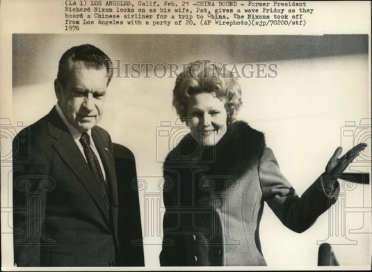 1976 Press Photo Former Pres Richard Nixon looks on as his wife, Pat, gives a - Historic Images
