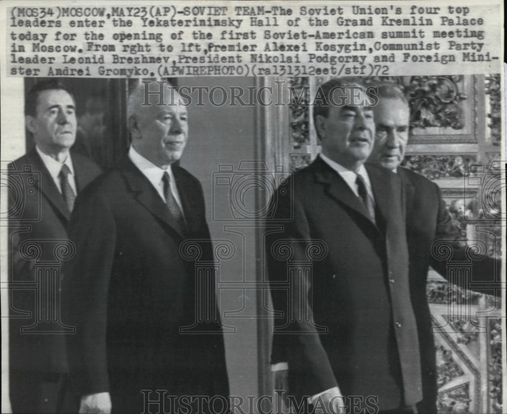 1972 Press Photo Soviet Union's Four Top leaders enter the Yekaterininsky Hall - Historic Images