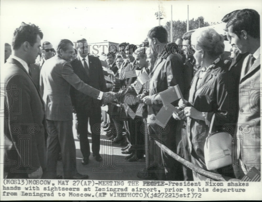 1972 Press Photo Pres. Nixon meeting the people at Leningrad airport - Historic Images
