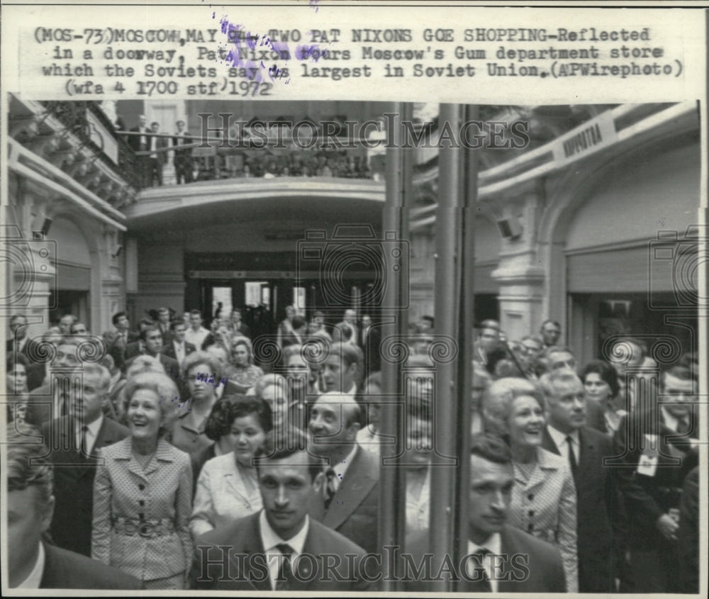 1972 Press Photo Reflected in a doorway, Pat Nixon tours Moscow&#39;s Gum - Historic Images