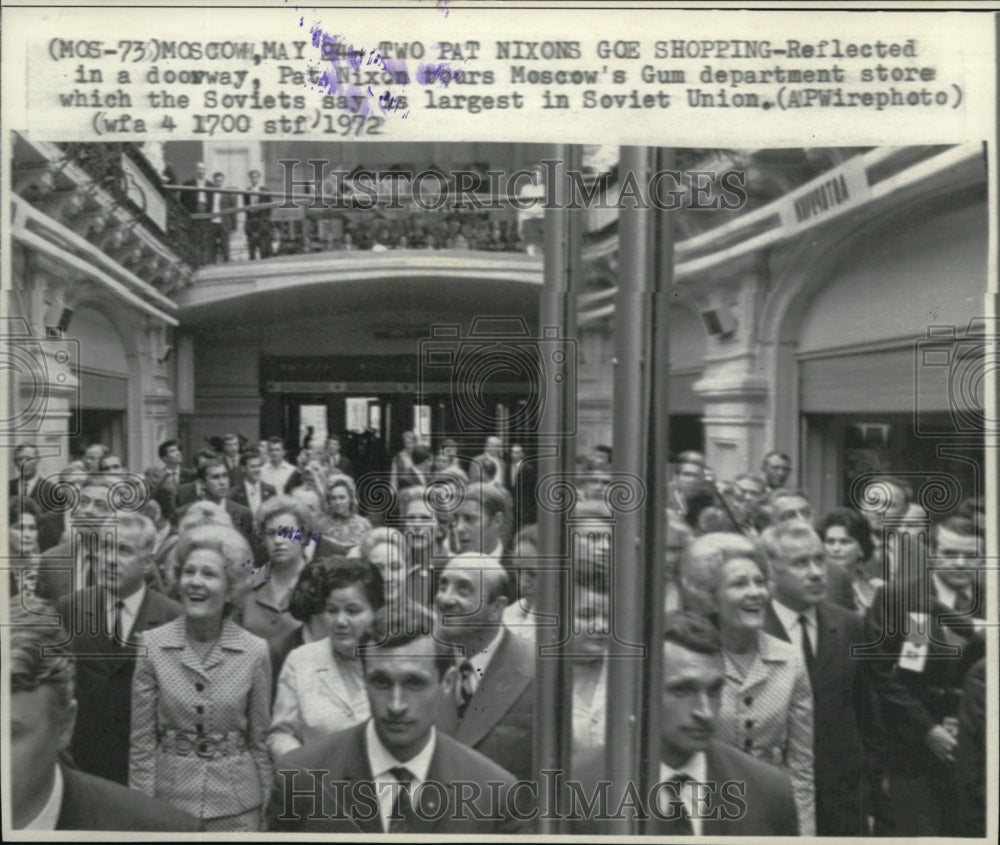 1972 Press Photo Reflected in a doorway, Pat Nixon tours Moscow's Gum - Historic Images