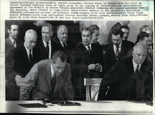 1972 Press Photo President Richard Nixon is helped with his chair - Historic Images