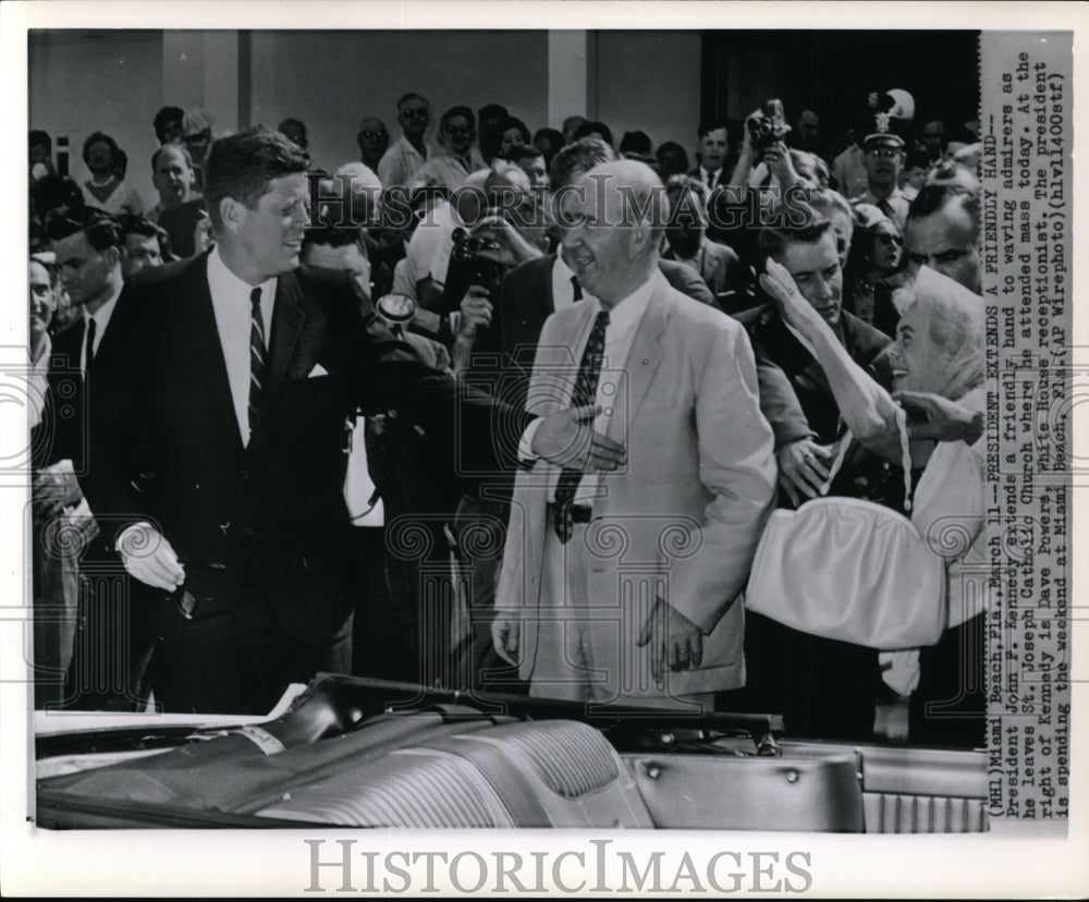 1962 Press Photo Pres John Kennedy extends friendly hand to waving admirers - Historic Images