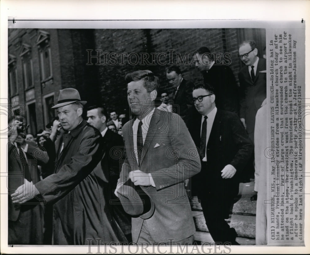 1962 Press Photo Pres Kennedy strides from Milwaukee church after attended mass - Historic Images