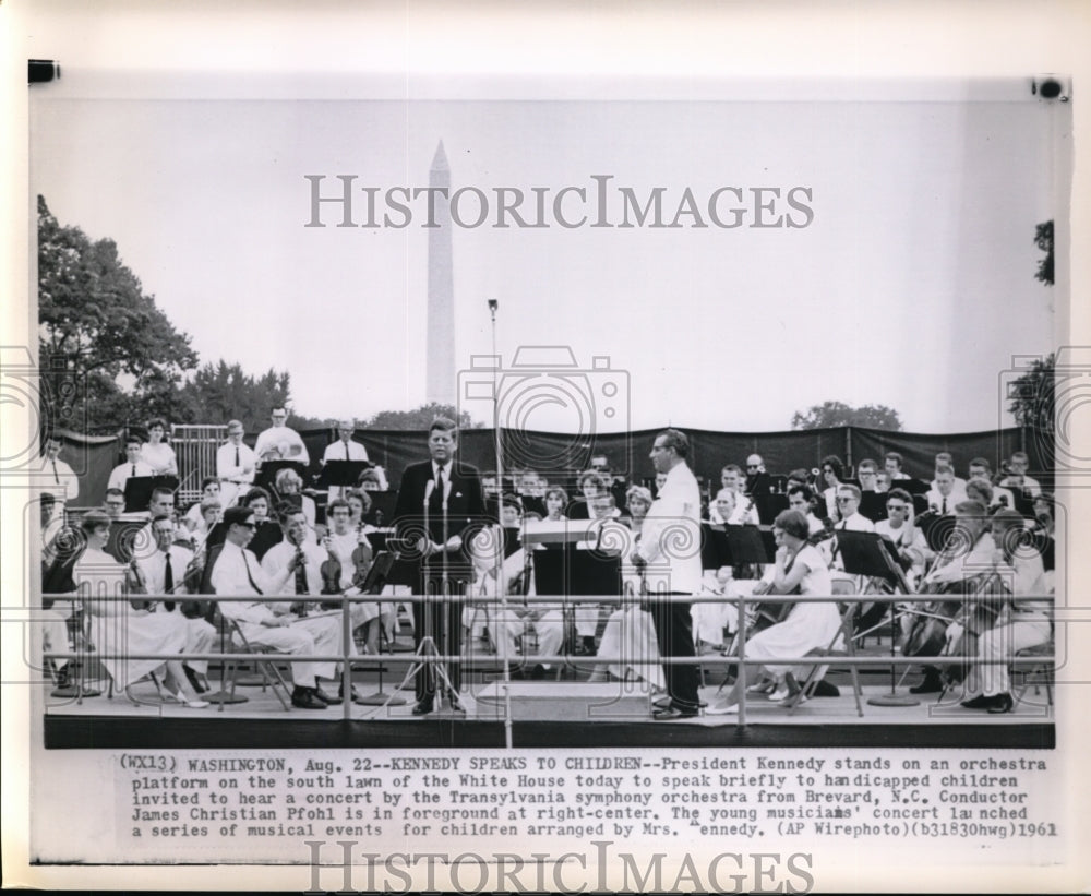 1961 Press Photo President Kennedy stands on an orchestra platform on the south - Historic Images