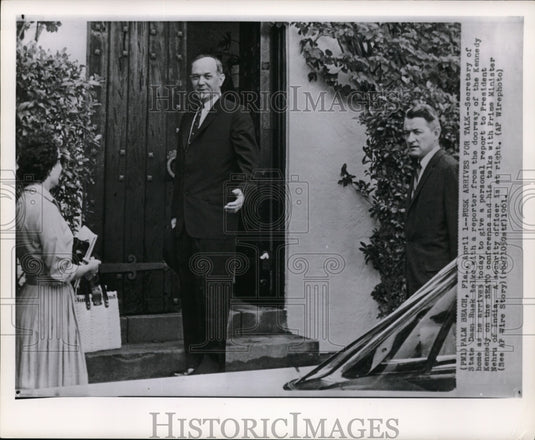 1961 Press Photo Dean Rusk,Sec of State at the doorwat of the Kennedy Home. - Historic Images