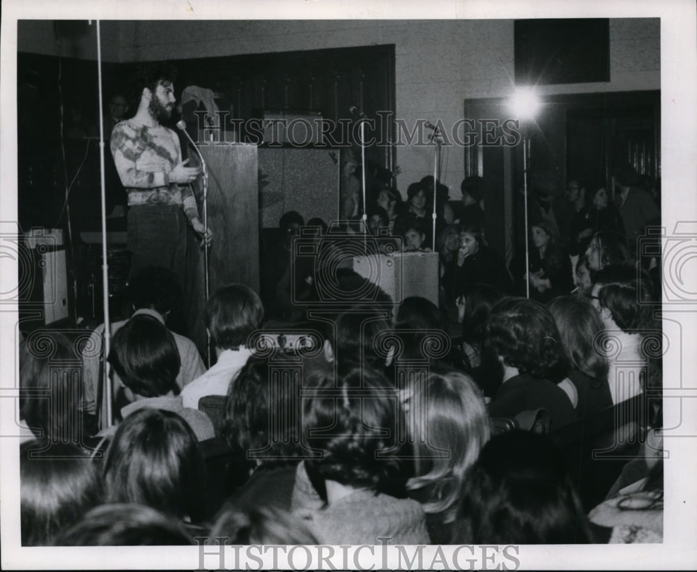 1970 Press Photo Rubin speaking at C.W.R.V. in Harkness Chaoel - Historic Images