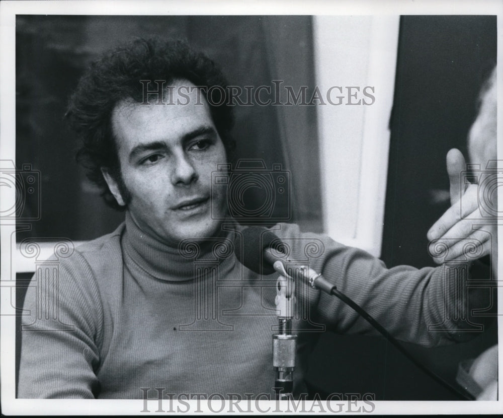 1976 Press Photo Jerry Rubin in his speaks - Historic Images