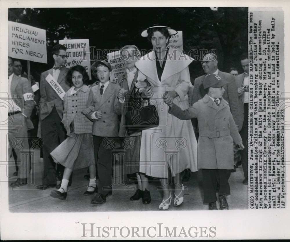 1953 Wire Photo Rosenberg's children join marchers in front of White House - Historic Images