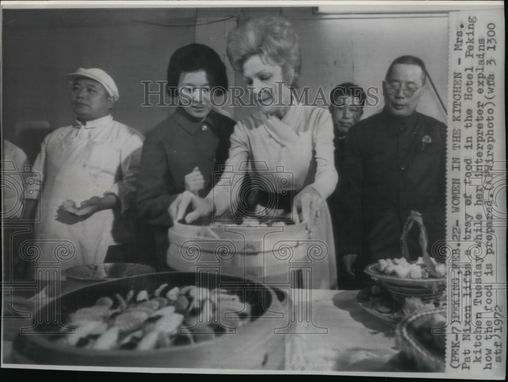 1972 Press Photo Pat Nixon in the kitchen of the Hotel in Peking, China - Historic Images