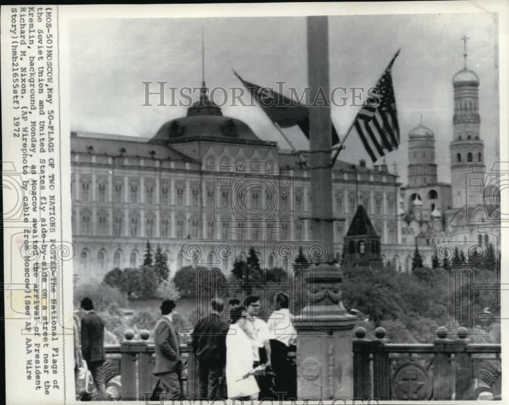 1972 Press Photo Soviet and U.S Flag awaited for the arrival of Pres. Nixon. - Historic Images