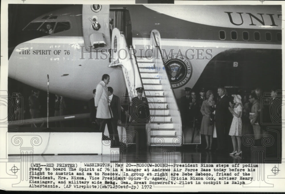 1972 Press Photo Pres. Nixon ready to board The Spirit of 17 at Andrew Air base - Historic Images