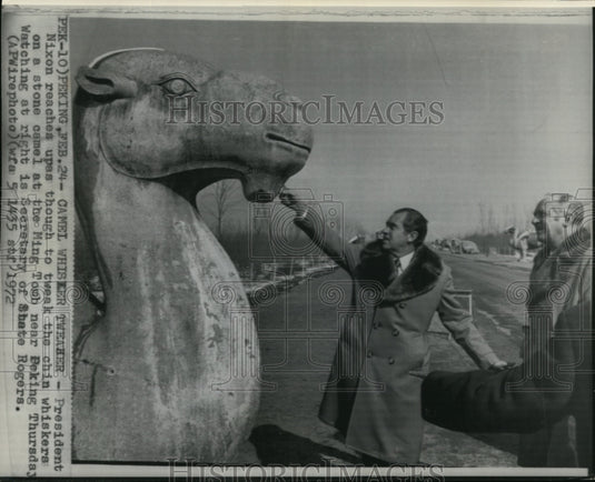 1972 Press Photo Pres Nixon reaches camel at Ming-Tomb neat Perking - Historic Images