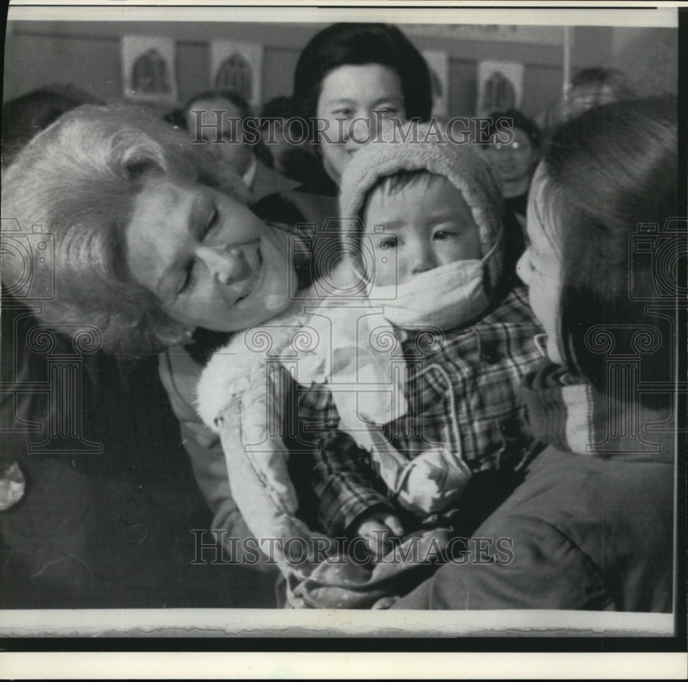 1972 Press Photo Mrs Nixon talks to small child during Evergreen Commune tour - Historic Images