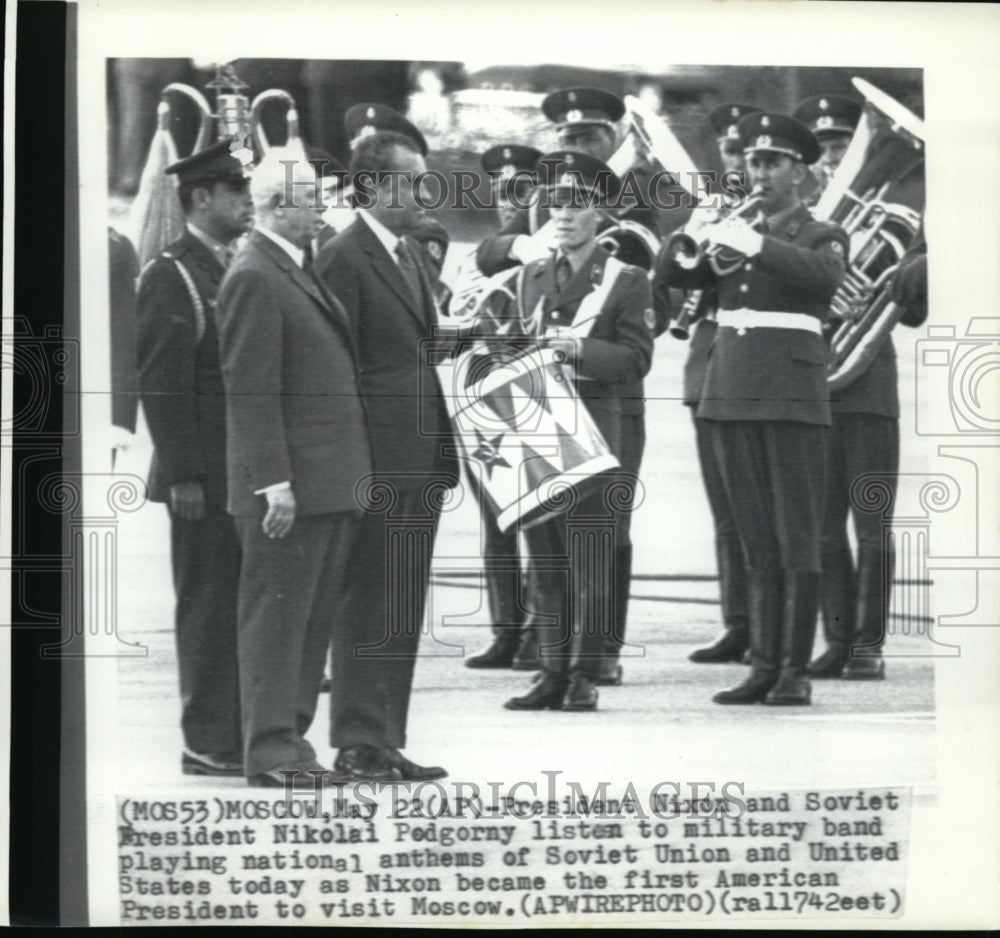 1972 Press Photo Pres Nixon &amp; Soviet Pres Nikolai Pedgorny listen to band - Historic Images