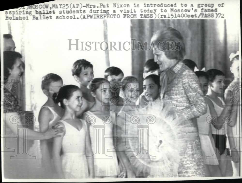 1972 Press Photo Mrs Pat Nixon introduced group of aspiring ballet students - Historic Images