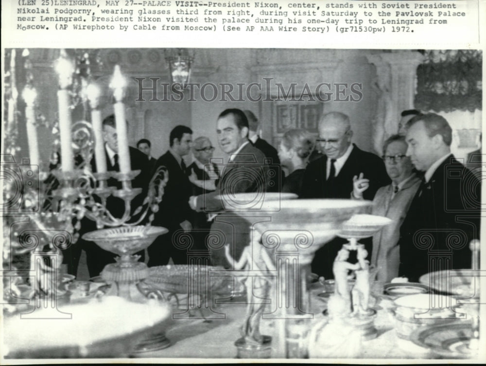 1972 Press Photo Pres Nixon stands with Soviet Pres Nikolai Podgorny - Historic Images