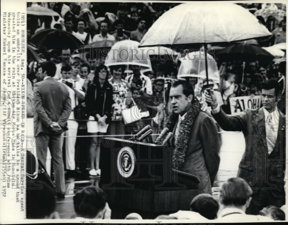 1972 Press Photo Pres. Richard Nixon at the Hickam Air Force Base in Honolulu - Historic Images