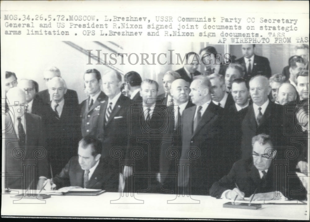 1972 Press Photo Brezhnev and Pres. Nixon signed joint documents - Historic Images