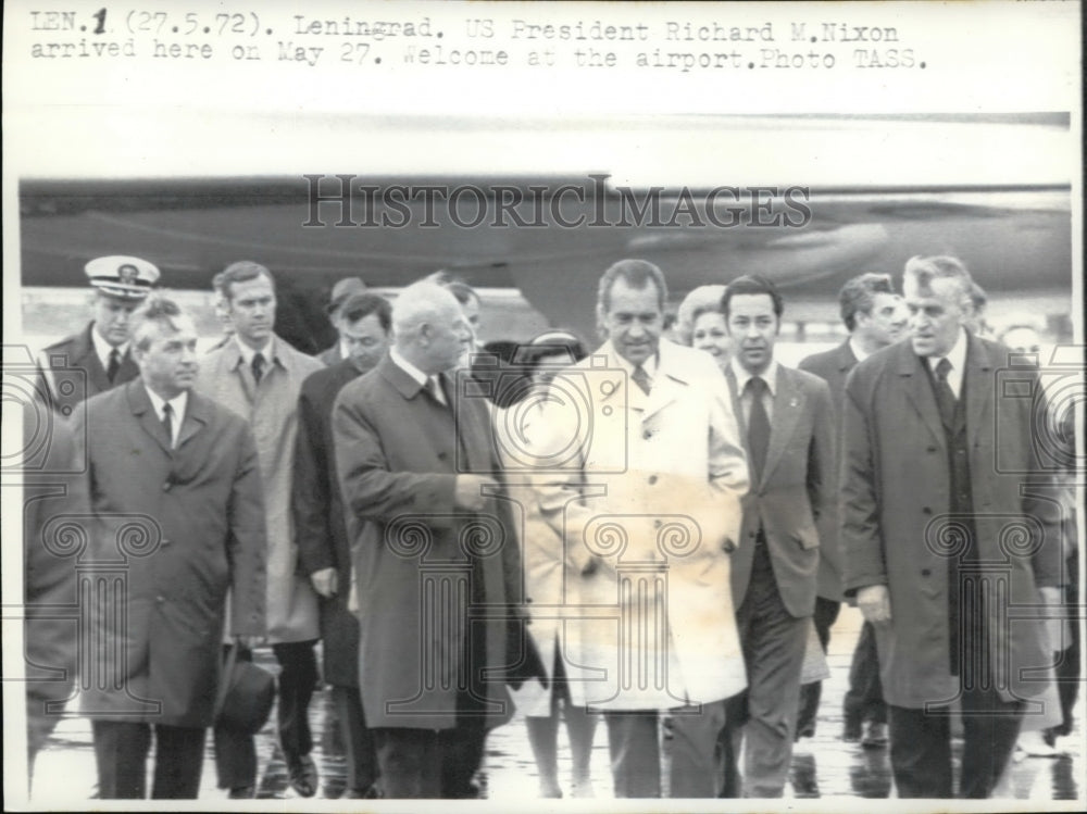 1972 Press Photo Pres. Nixon welcomed by the officials in the airport - Historic Images
