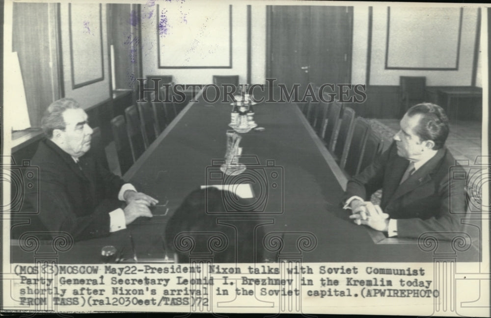 1972 Press Photo Pres. Nixon in talks with Brezhnev at the Kremlin after arrival - Historic Images