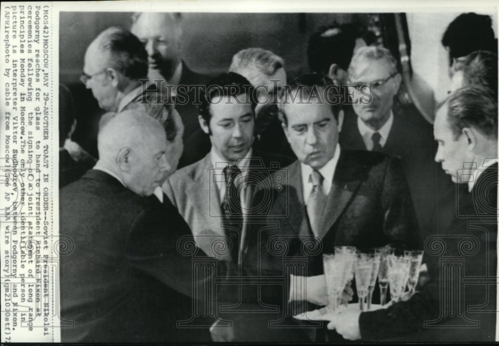 1972 Press Photo Podgorny hand a glass to Nixon during ceremonies in Moscow - Historic Images