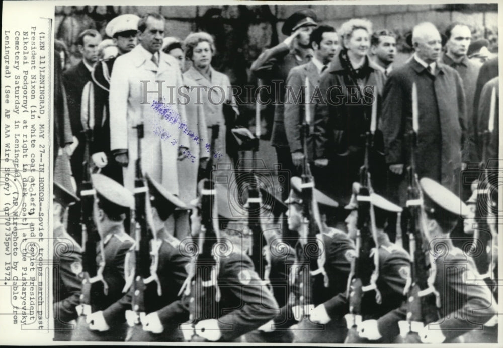 1972 Press Photo Nixon &amp; Podgorny watching troops march at Piskaryevsky Cemetery - Historic Images