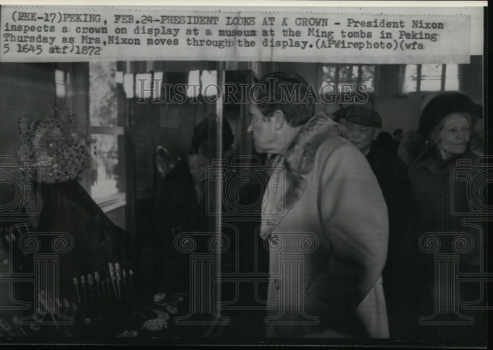 1972 Press Photo Pres. Nixon look over in crown display in museum at Ming tombs - Historic Images