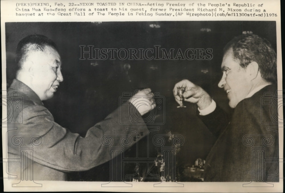 1976 Press Photo Hua Kuo - Feng offers a toast to Pres. Nixon during banquet - Historic Images