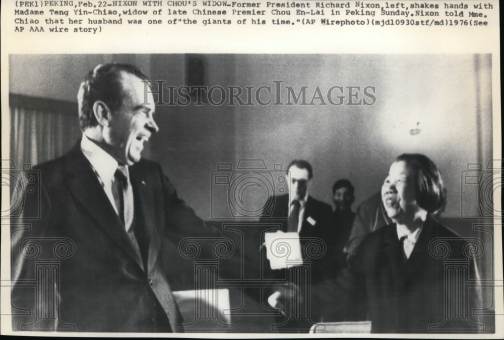 1976 Press Photo Pres. Nixon shake hands with Mme. Teng Yin-Chiao, Chou&#39;s widow - Historic Images