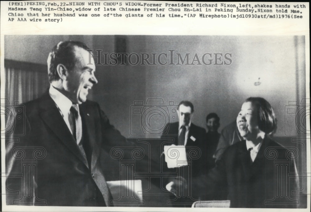 1976 Press Photo Nixon shake hands with Mme. Teng Yin-Chiao, Chou&#39;s widow - Historic Images