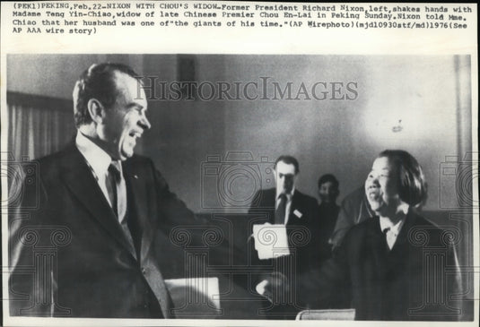 1976 Press Photo Nixon shake hands with Mme. Teng Yin-Chiao, Chou's widow - Historic Images