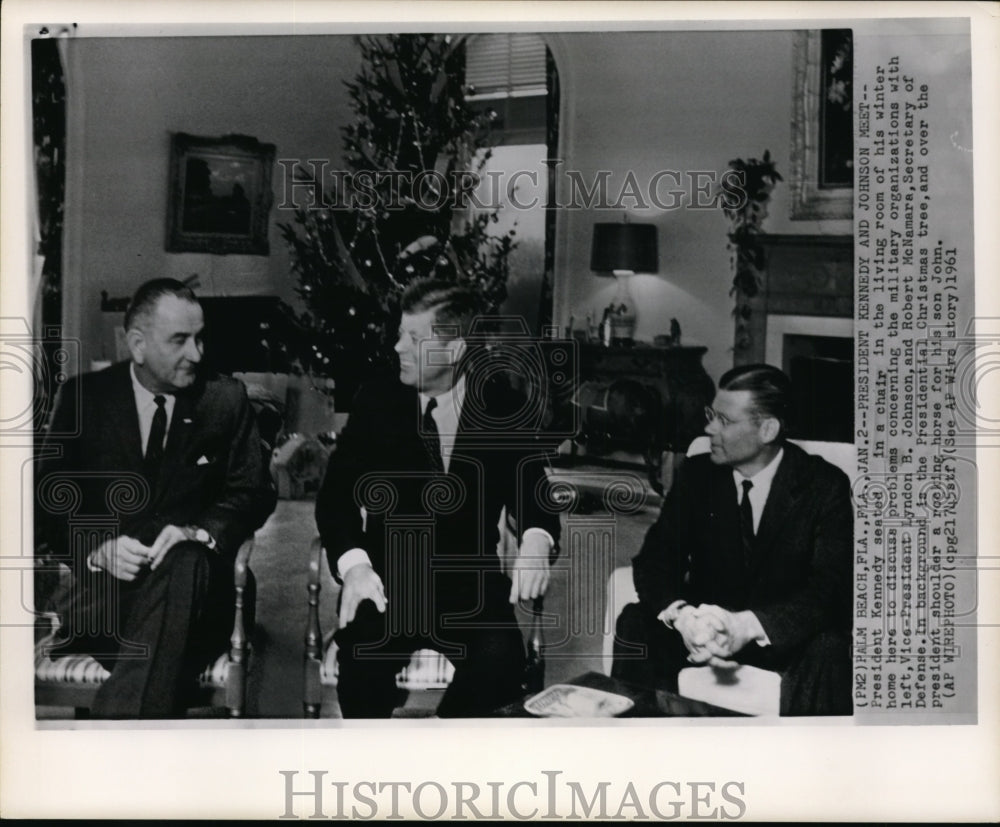 1961 Press Photo Pres. Kennedy with Johnson &amp; McNamara in his winter home - Historic Images